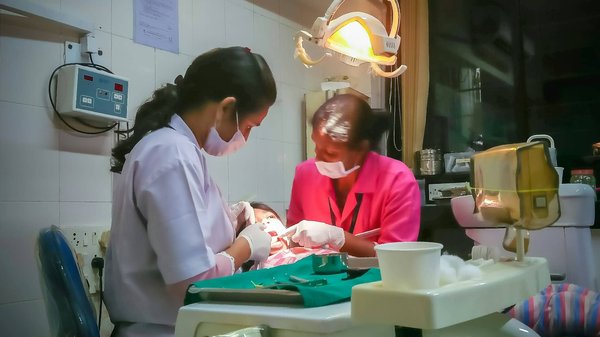 Comment les cliniques dentaires traitent-elles la perte de dents ?